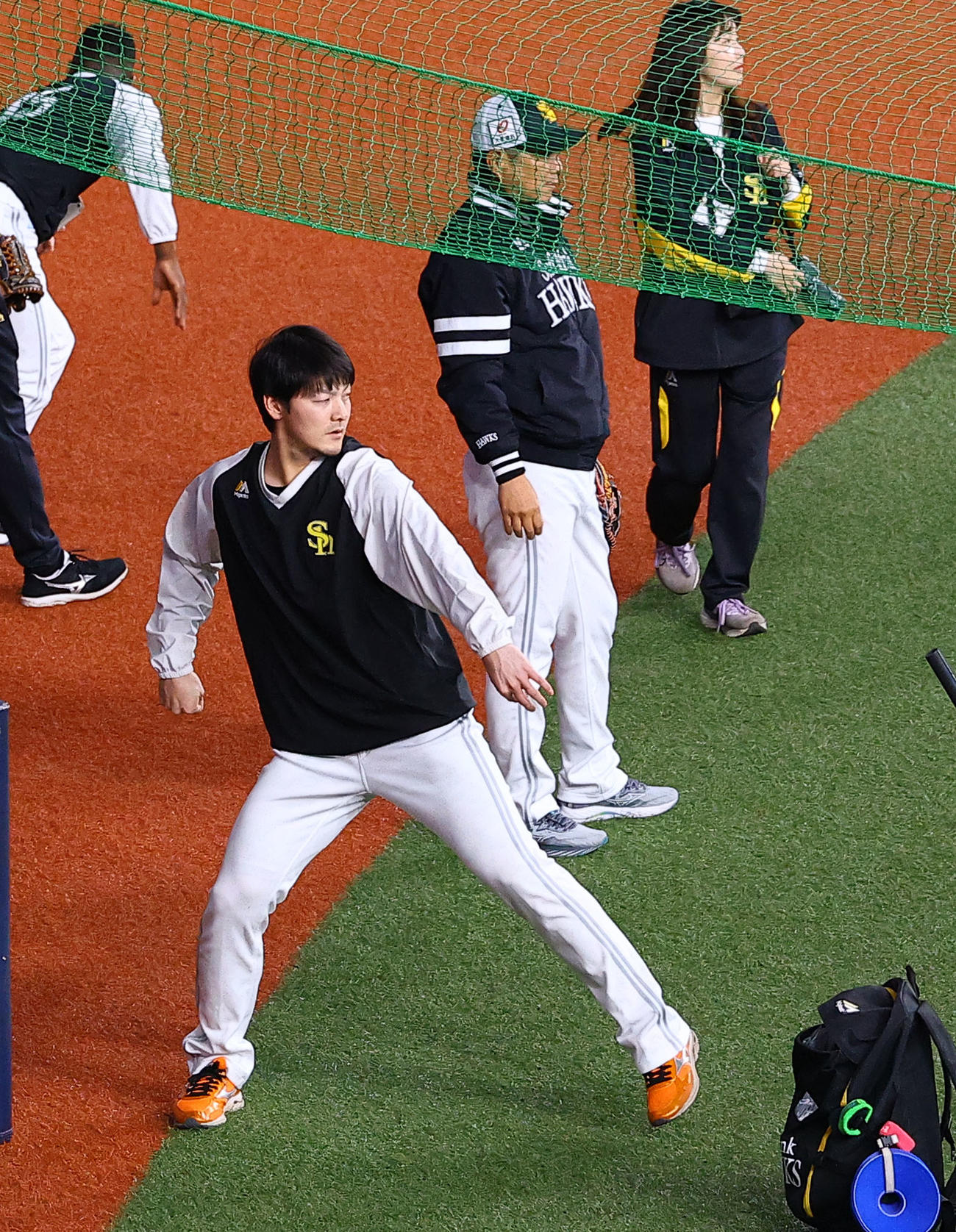調整するソフトバンク有原。中央は小久保監督（撮影・藤尾明華）