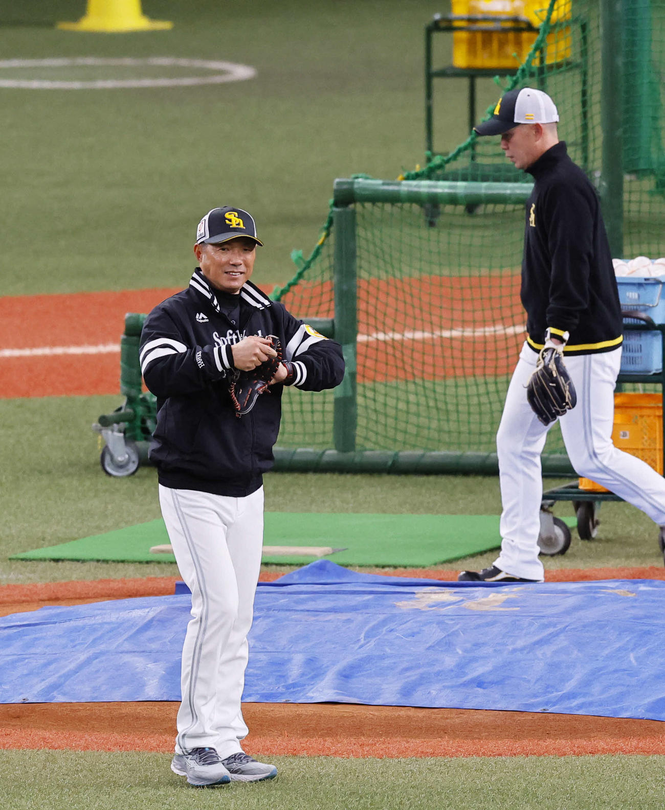練習を見つめるソフトバンク小久保監督（撮影・藤尾明華）
