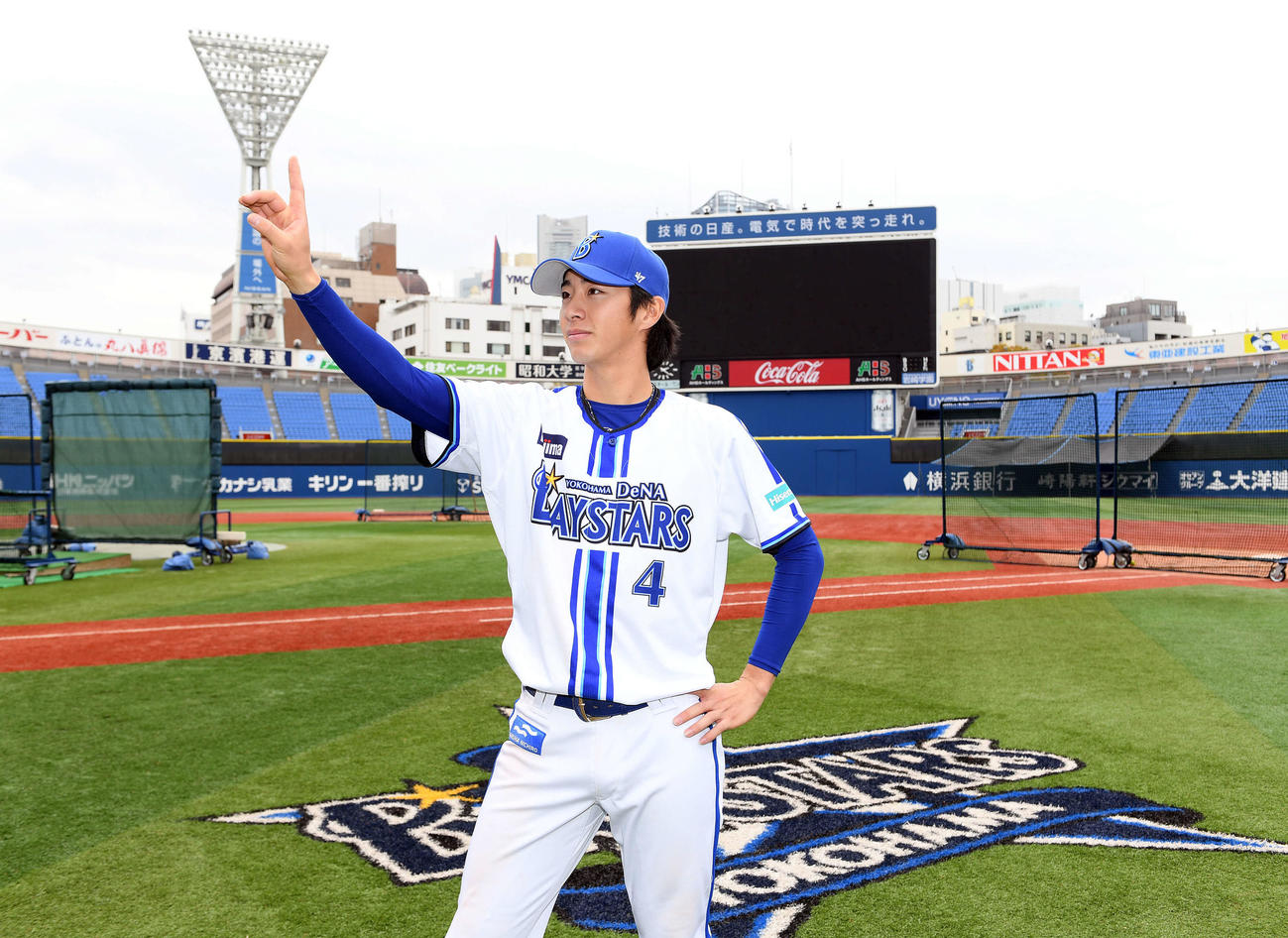 練習終了後、取材に応じたDeNA度会は自らポーズを決める（撮影・たえ見朱実）