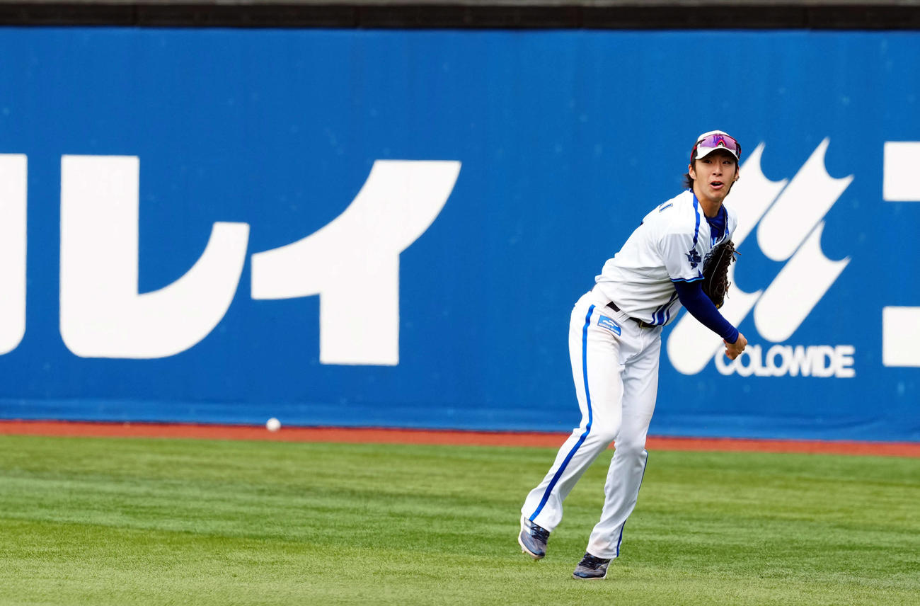 守備練習で内野へ送球するDeNA度会（撮影・たえ見朱実）