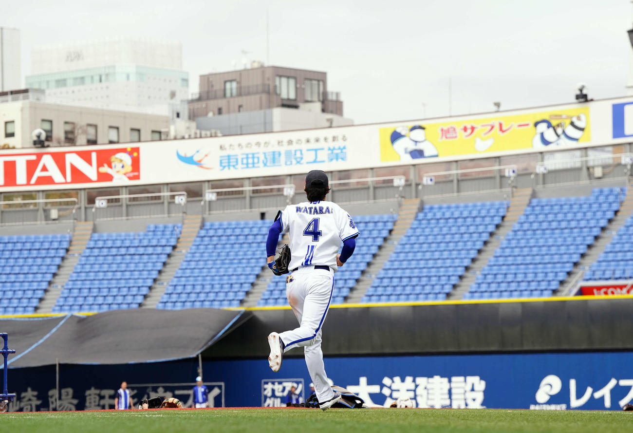 外野へ向かうDeNA度会（撮影・たえ見朱実）