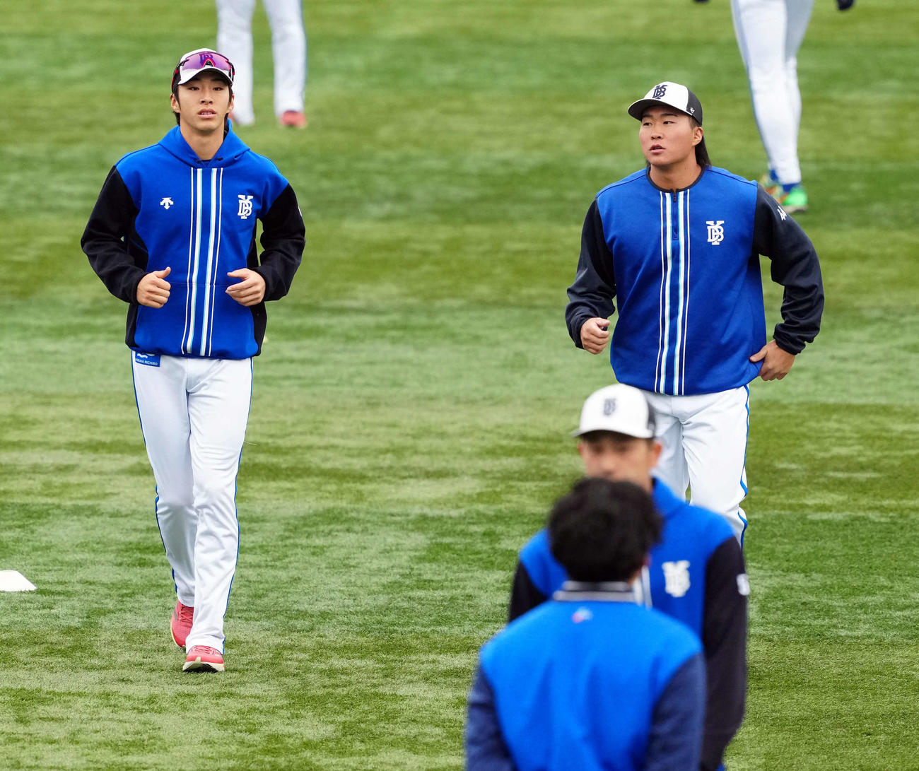 ウオームアップを行うDeNA度会（左）と石上（撮影・たえ見朱実）