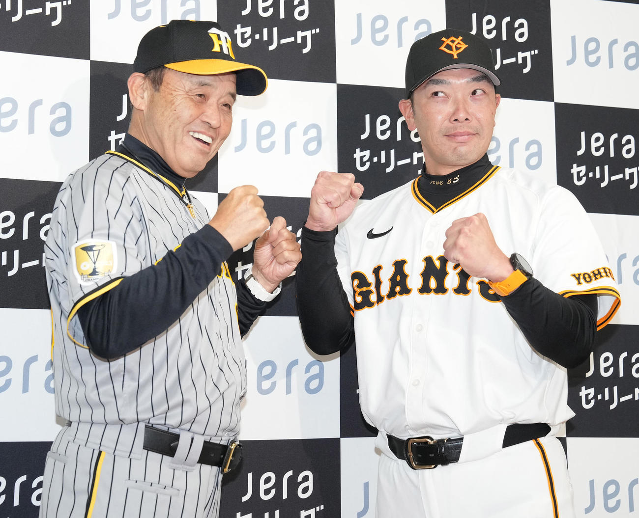 開幕前日共同記者会見で、カメラマンのリクエストでにらみ合う？　巨人阿部監督（右）と阪神岡田監督（撮影・鈴木みどり）