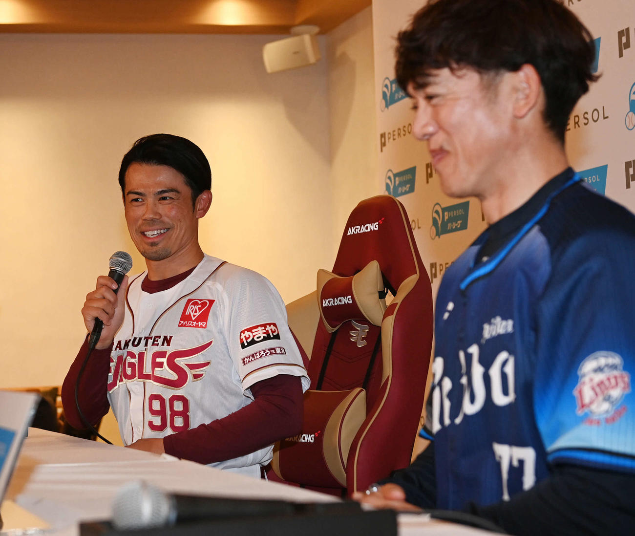 笑顔で意気込みを語る楽天今江監督。右は西武松井監督（撮影・山崎安昭）