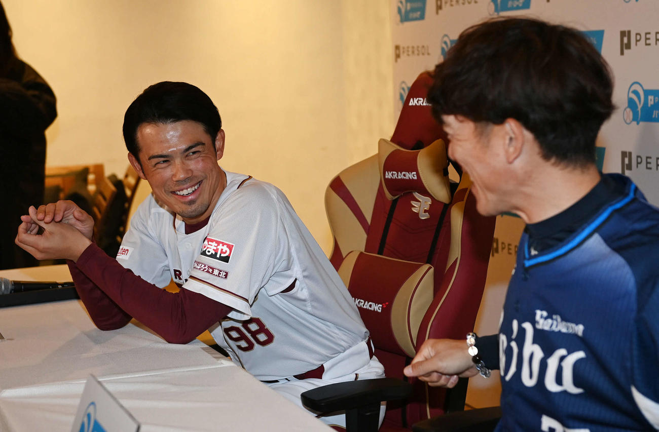 開幕前日会見を終えた楽天今江監督（左）は西武松井監督と談笑する（撮影・山崎安昭）
