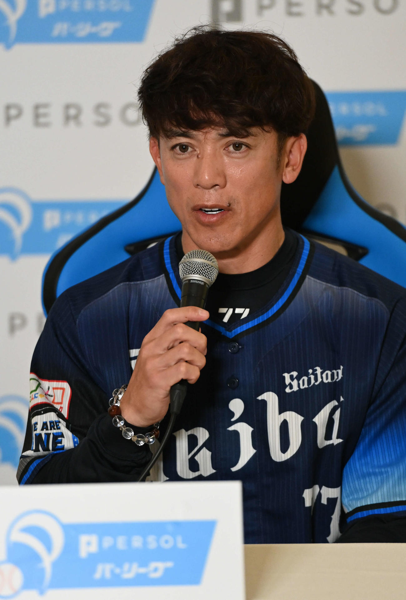 開幕前日会見であいさつする西武松井監督（撮影・山崎安昭）