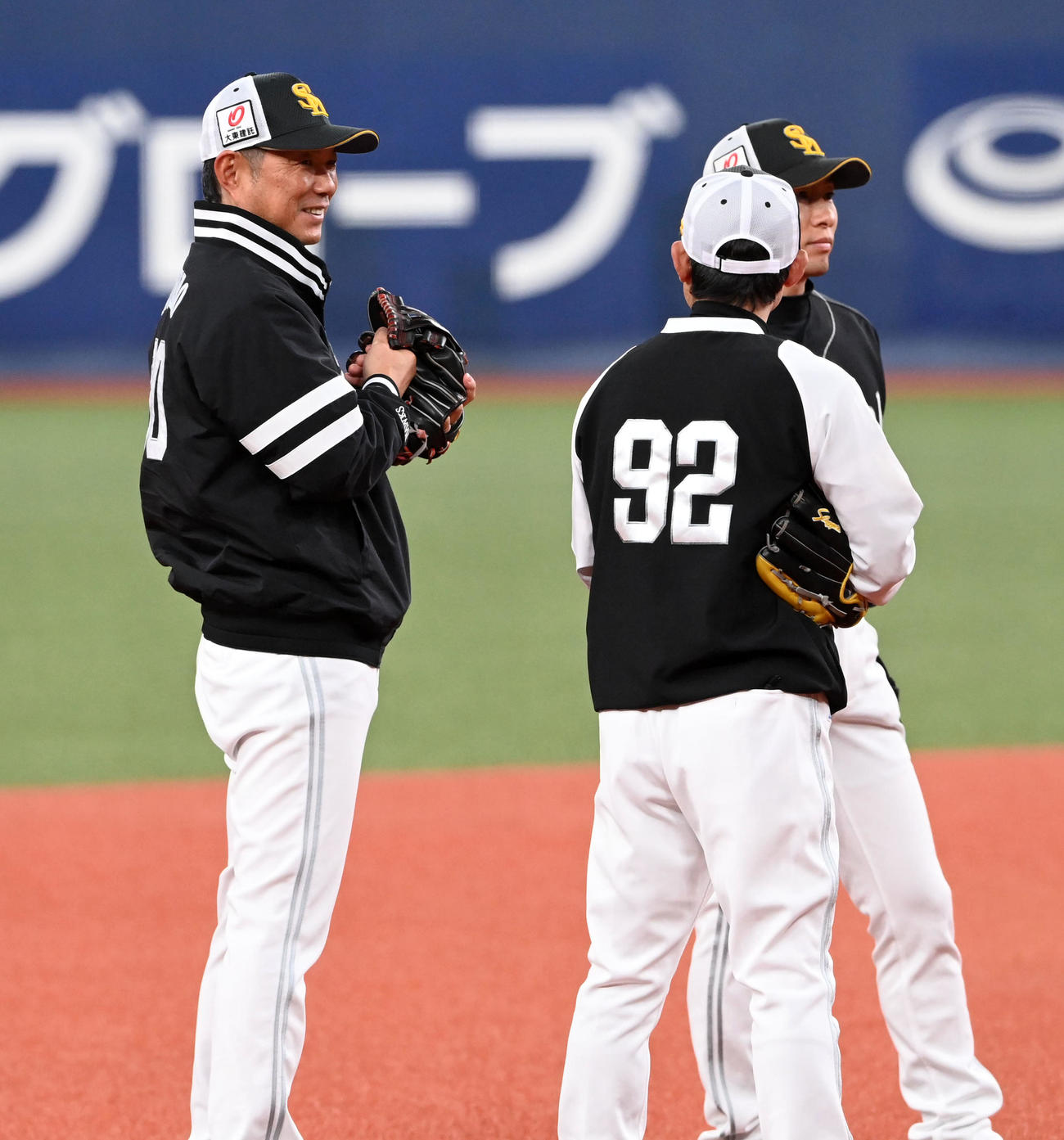 笑顔で練習を見る小久保監督（撮影・前岡正明）
