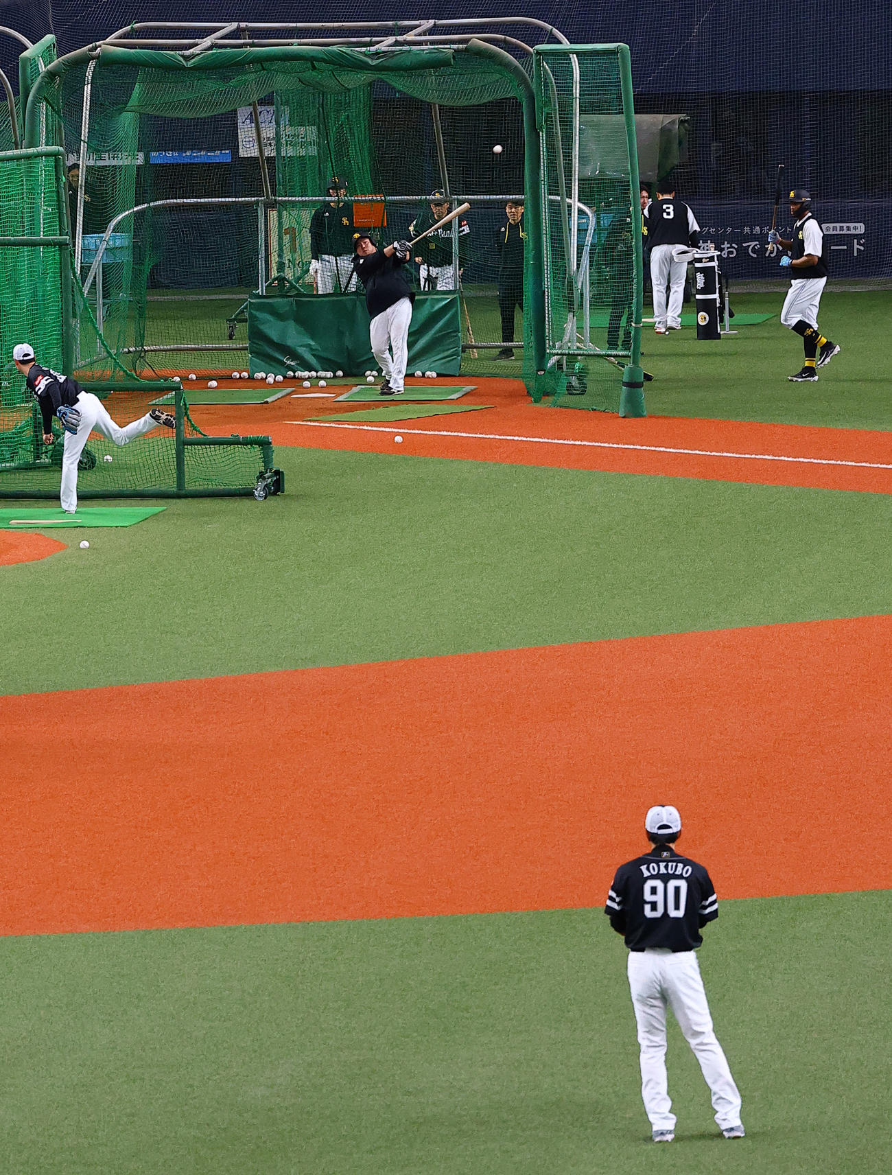 小久保監督（手前）が見つめる中、打撃練習するソフトバンク山川（撮影・藤尾明華）