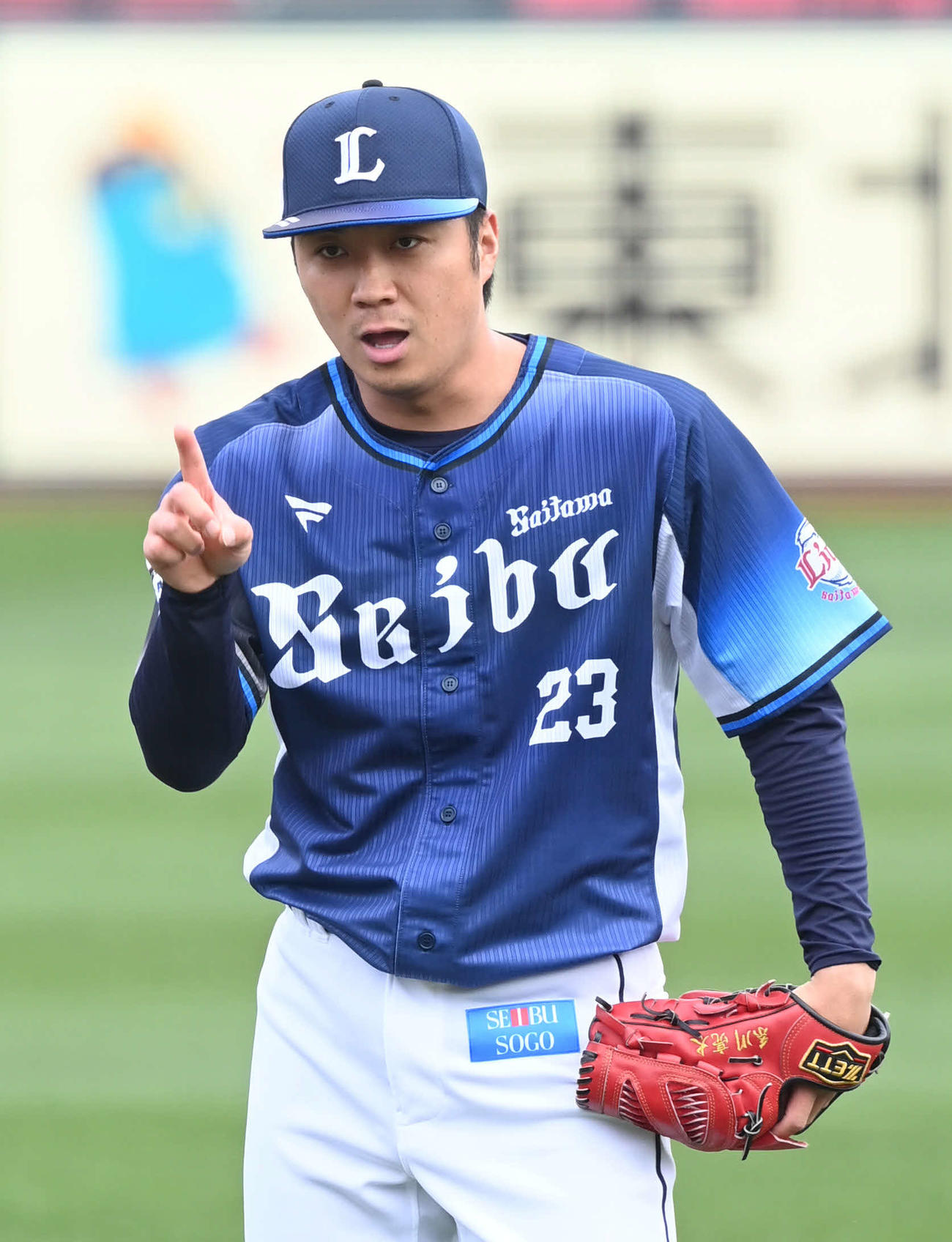 キャッチボールで納得いかずもう1球要求する西武糸川（撮影・山崎安昭）