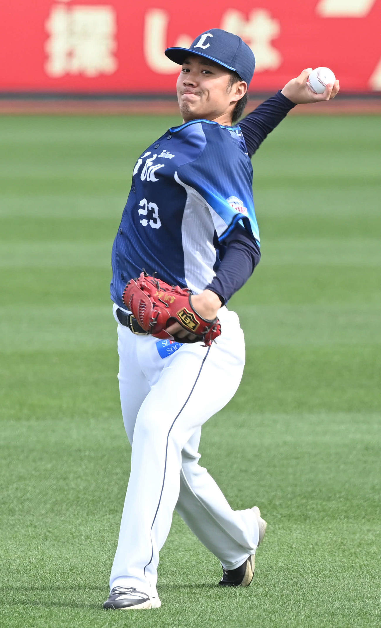 キャッチボールする西武糸川（撮影・山崎安昭）