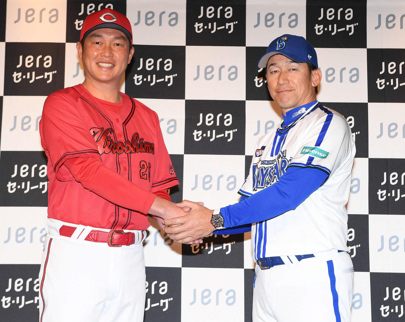 前日会見で握手を交わす広島新井監督（左）とDeNA三浦監督（撮影・たえ見朱実）