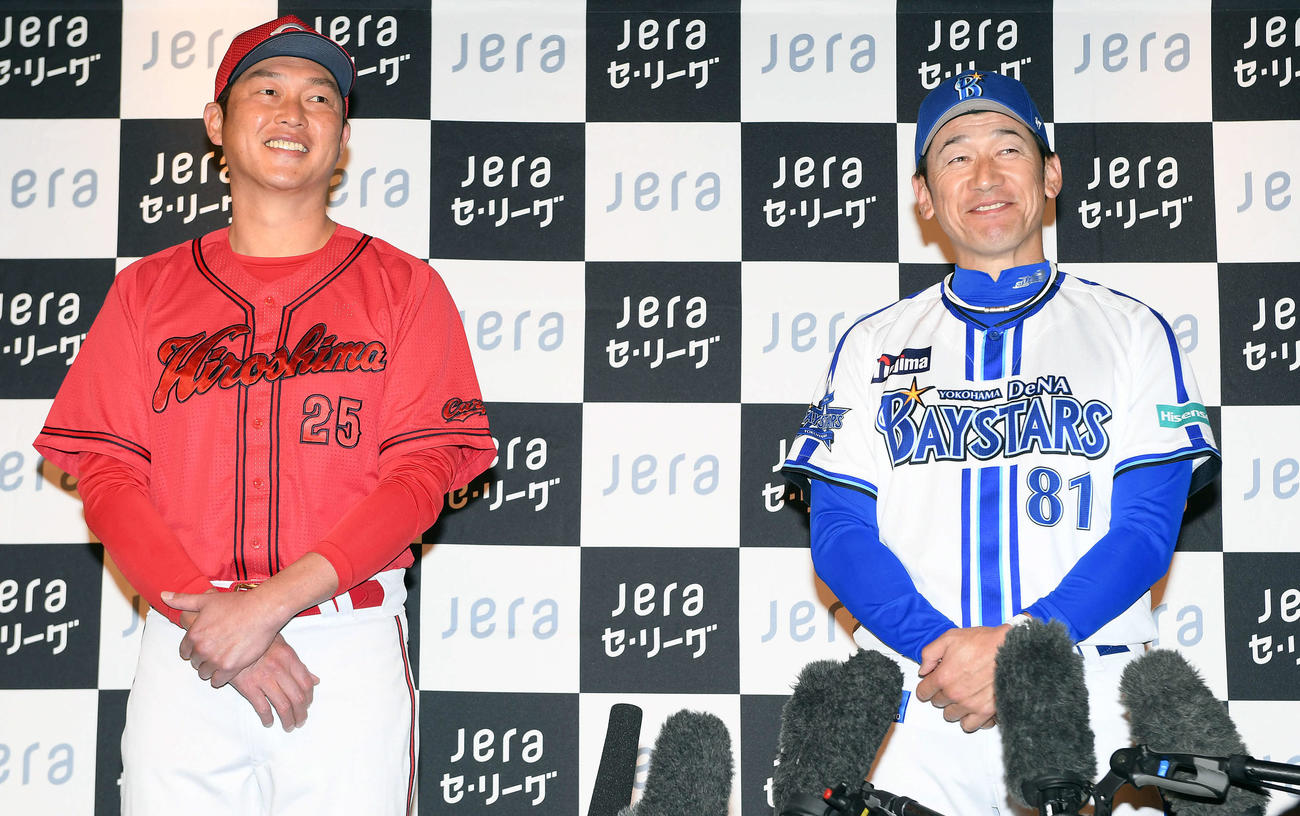 前日会見で笑顔を見せる広島新井監督（左）とDeNA三浦監督（撮影・たえ見朱実）