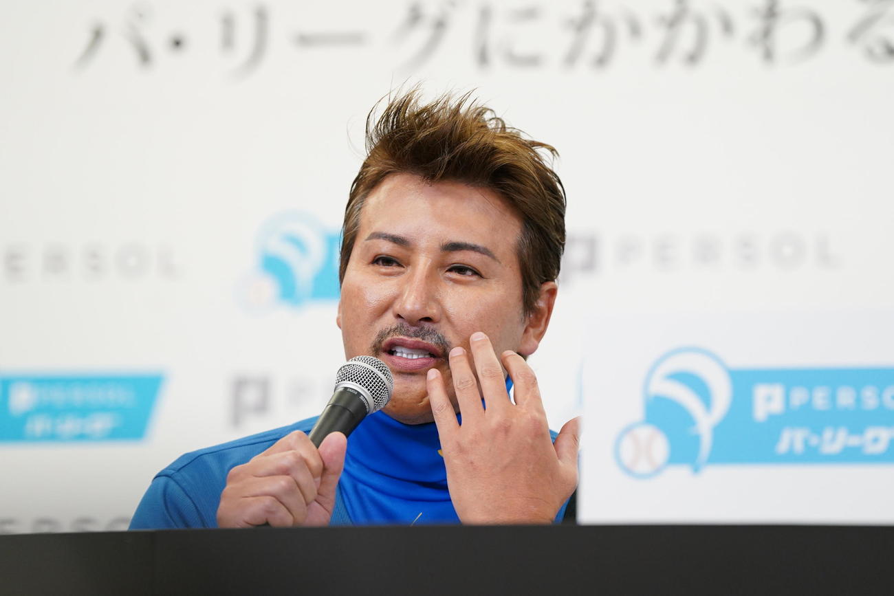 パーソルパ・リーグ2024公式戦の開幕記者会見に臨む日本ハム新庄剛志監督。「インプラント手術をしたばかりで滑舌が悪い」と口元を触った（撮影・小沢裕）