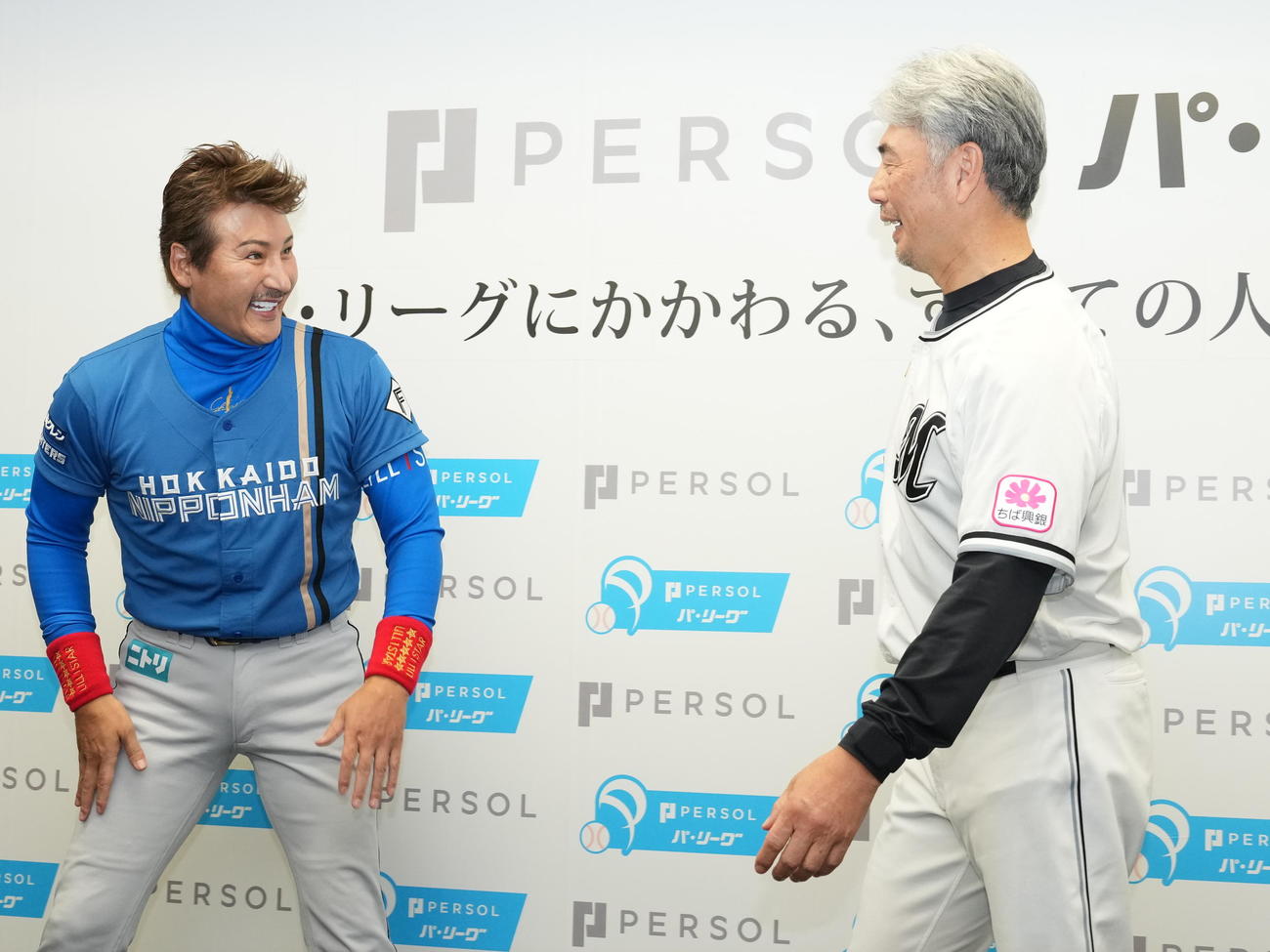 開幕記者会見に臨むロッテ吉井監督（右）と日本ハム新庄監督（撮影・小沢裕）