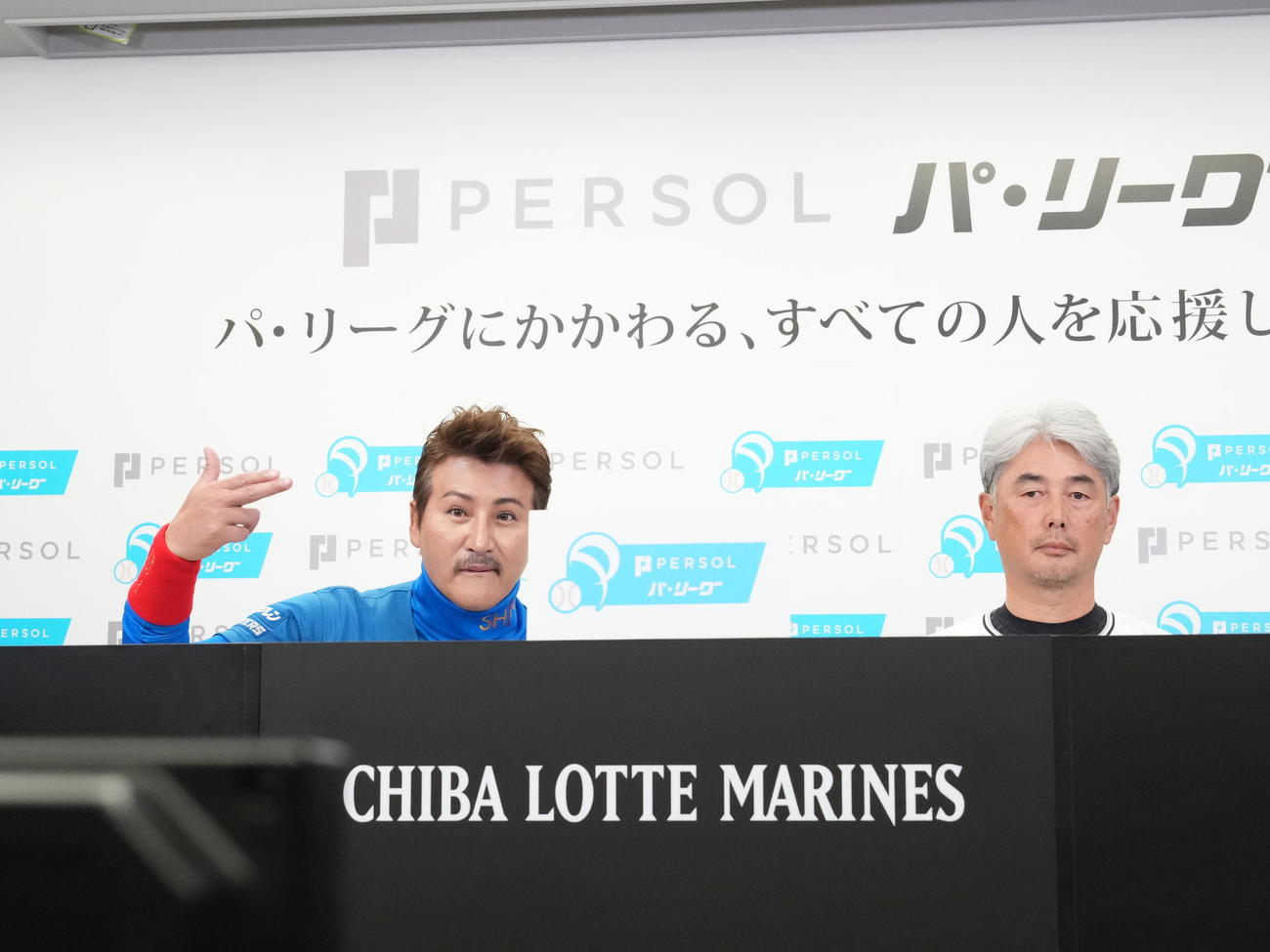 パーソルパ・リーグ2024公式戦の開幕記者会見に臨むロッテ吉井監督（右）とポーズを決める日本ハム新庄監督＝2024年3月28日