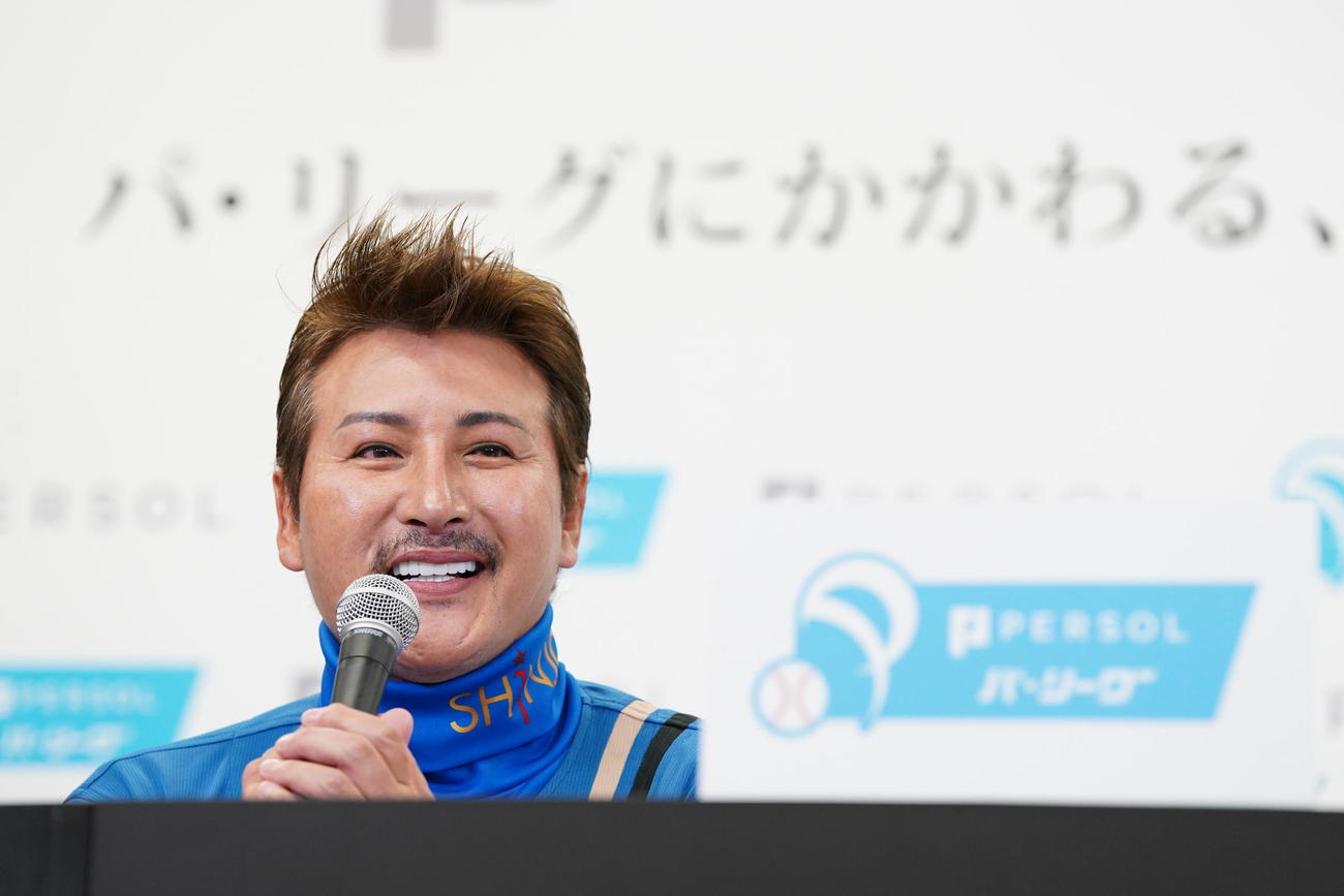 パーソルパ・リーグ2024公式戦の開幕記者会見に臨む日本ハム新庄監督（撮影・小沢裕）