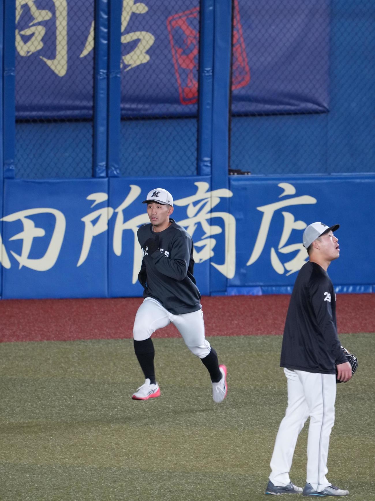 開幕前日の練習でダッシュするロッテ小島（撮影・小沢裕）