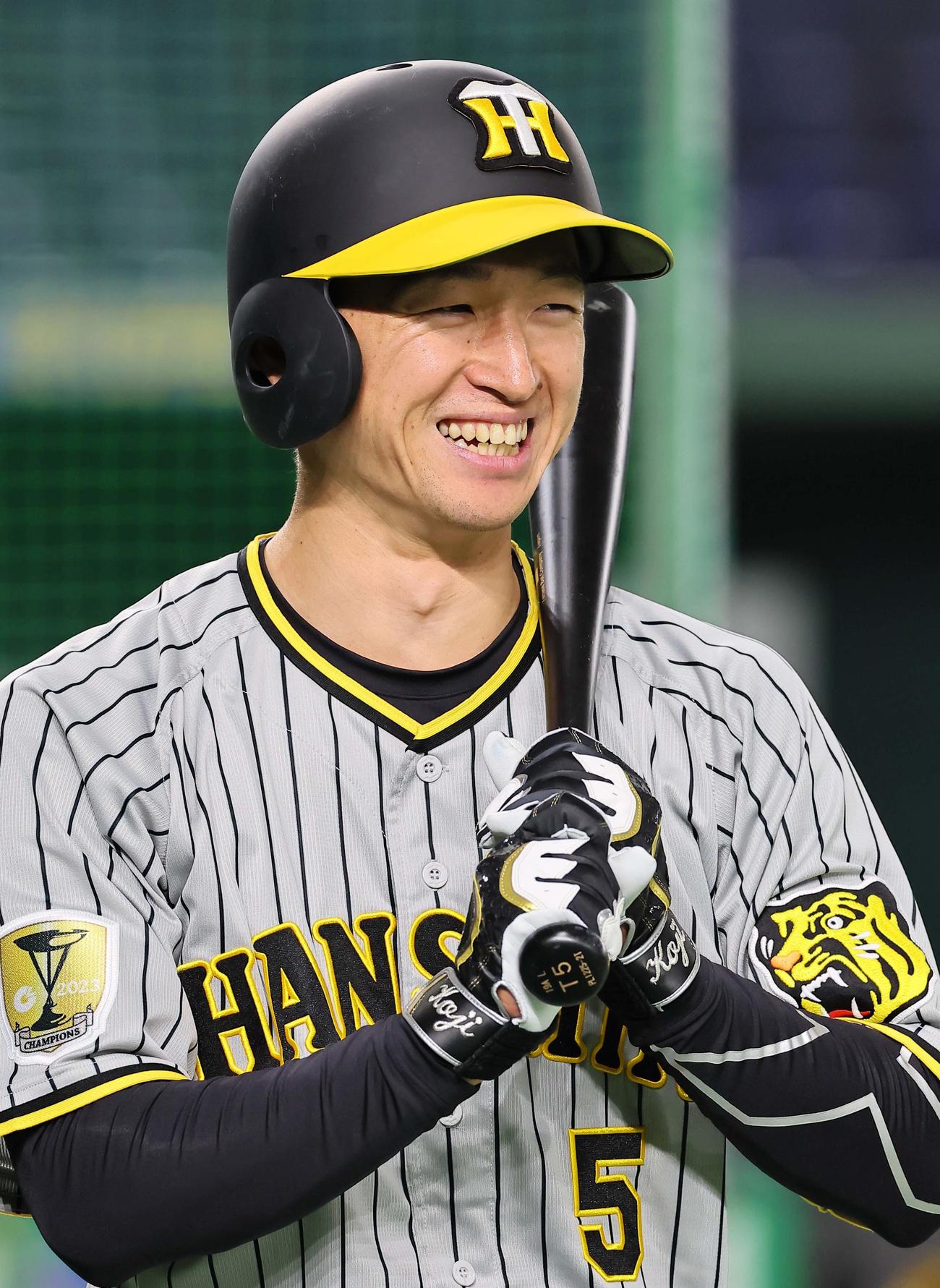 バットを手に笑顔を見せる近本（撮影・上田博志）