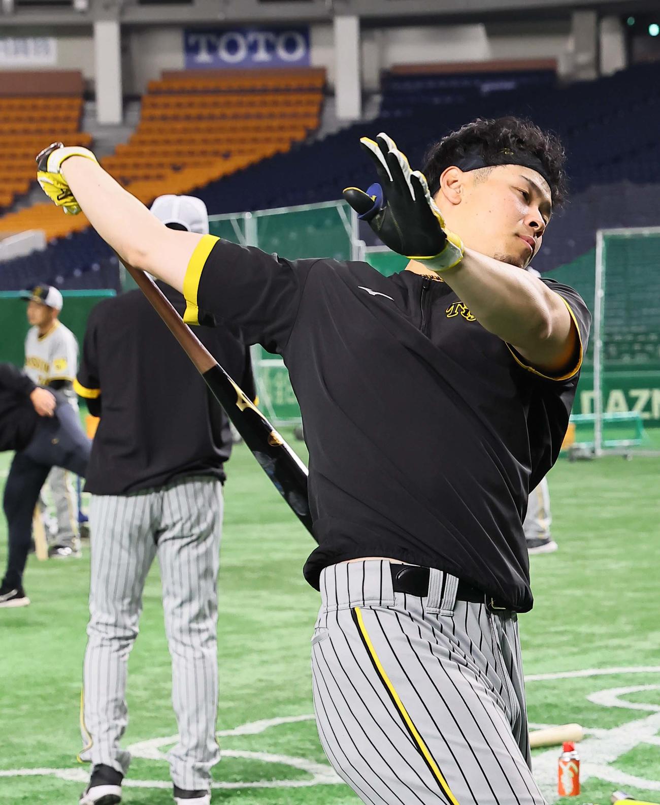 打撃練習をする佐藤輝（撮影・上田博志）