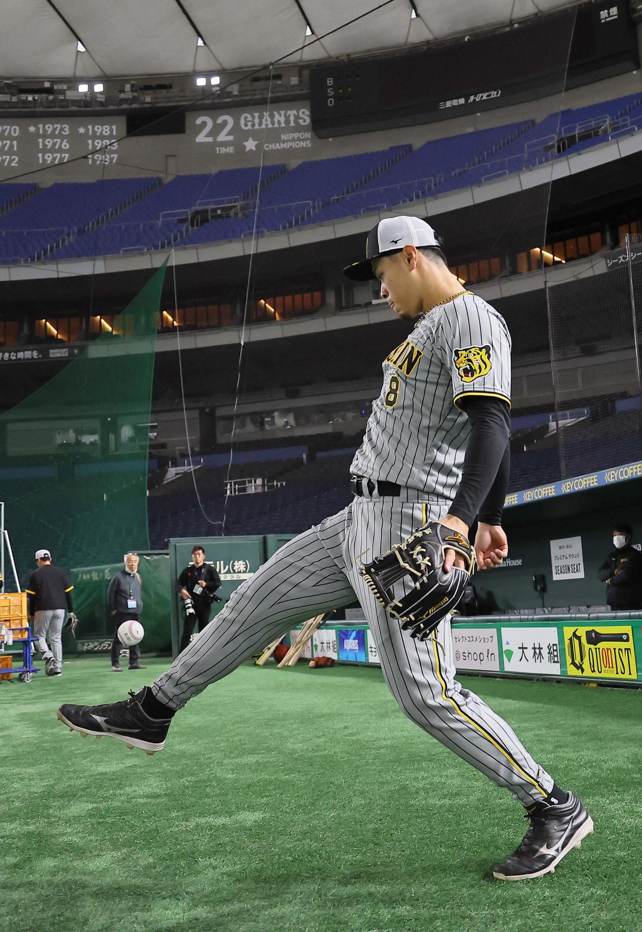 内野から転がってきたボールをリフティングする佐藤輝（撮影・上田博志）