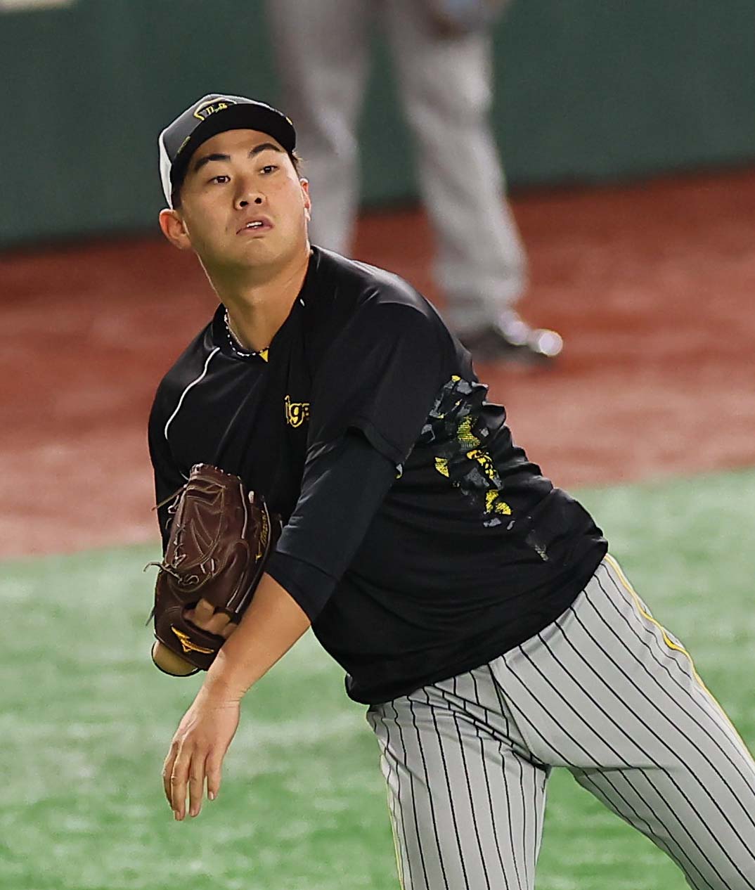 東京ドームの外野でキャッチボールをする桐敷（撮影・上田博志）
