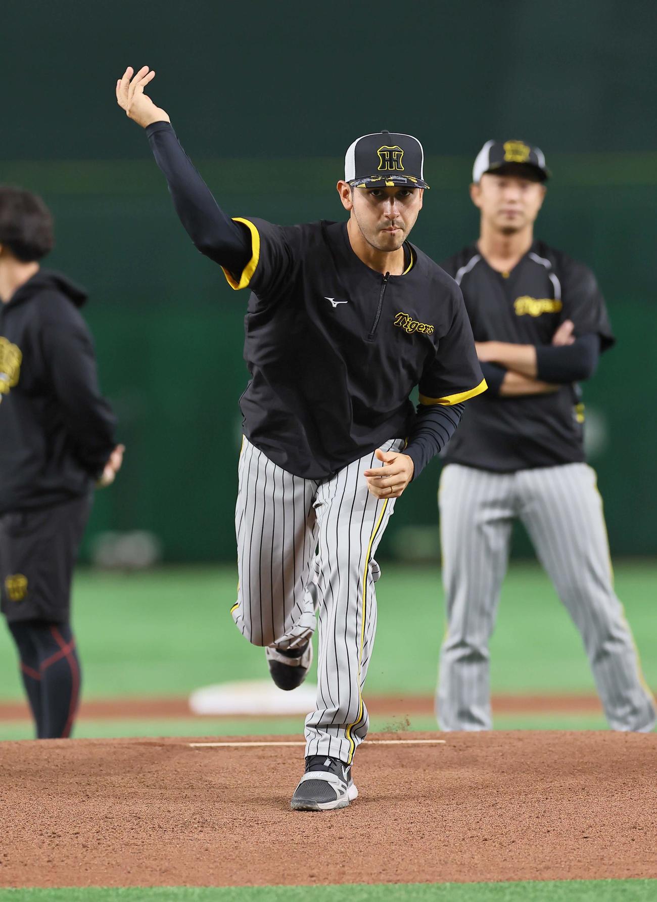 東京ドームのマウンドの感触を確かめるゲラ（撮影・上田博志）