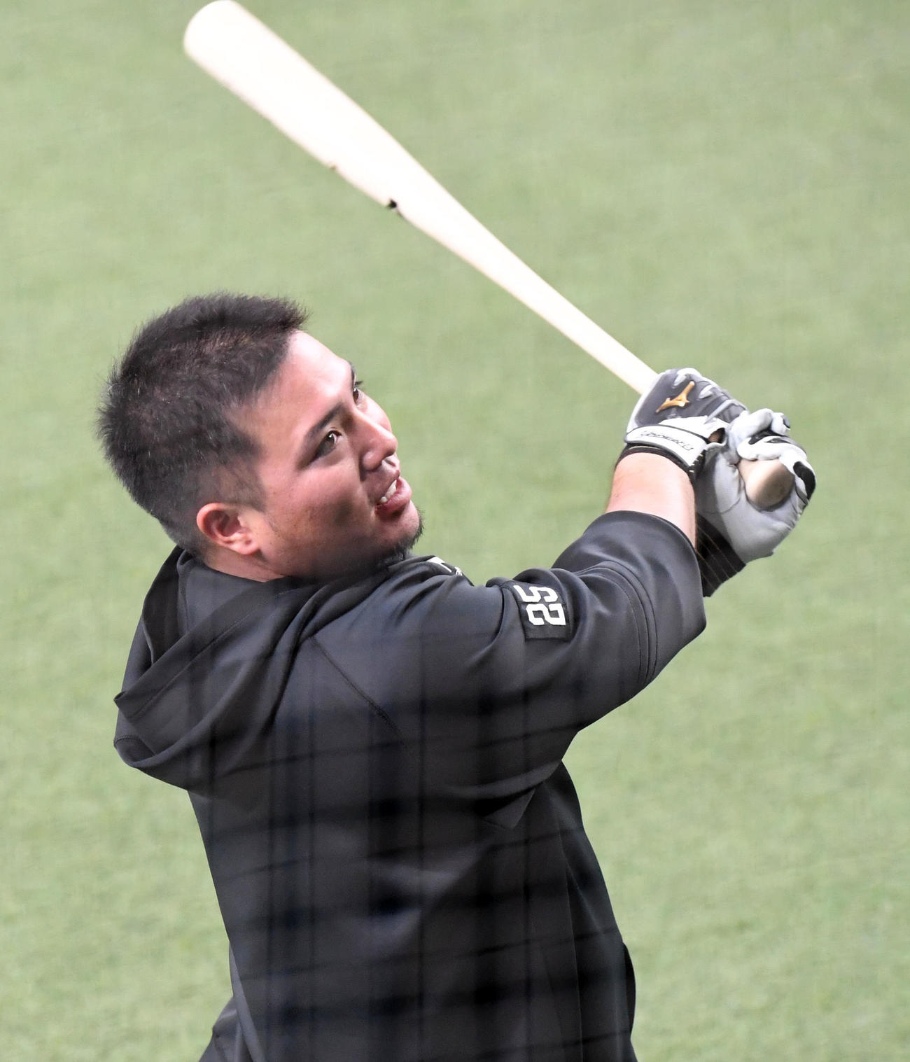 ティー打撃を行う山川（撮影・前岡正明）