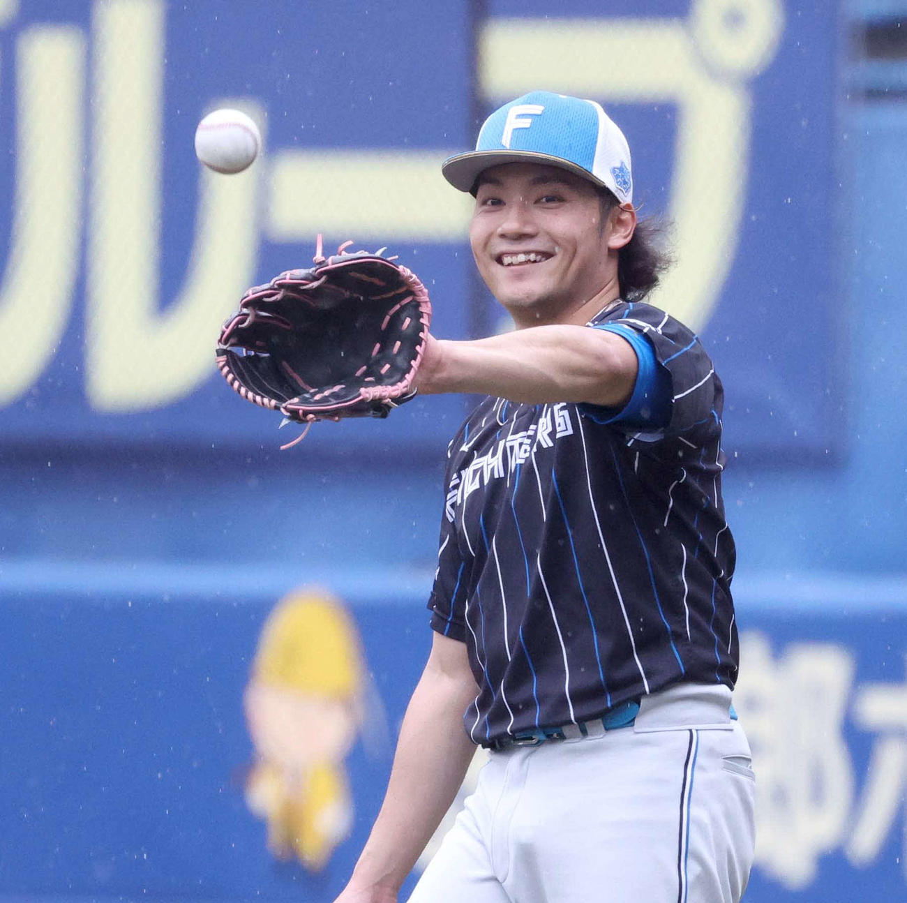笑顔でキャッチボールする日本ハム伊藤（撮影・黒川智章）
