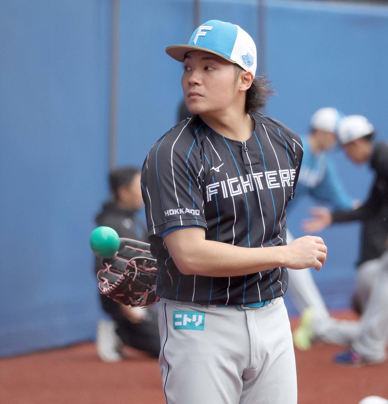 跳ね返ったボールを背面キャッチする日本ハム伊藤（撮影・黒川智章）