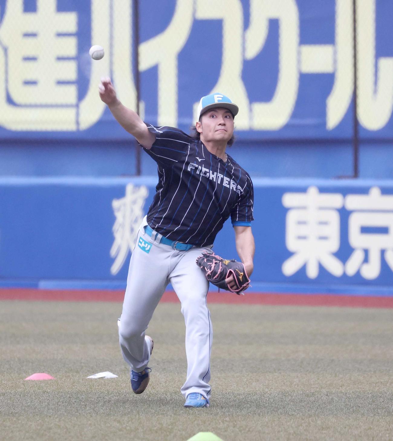 キャッチボールする日本ハム伊藤（撮影・黒川智章）
