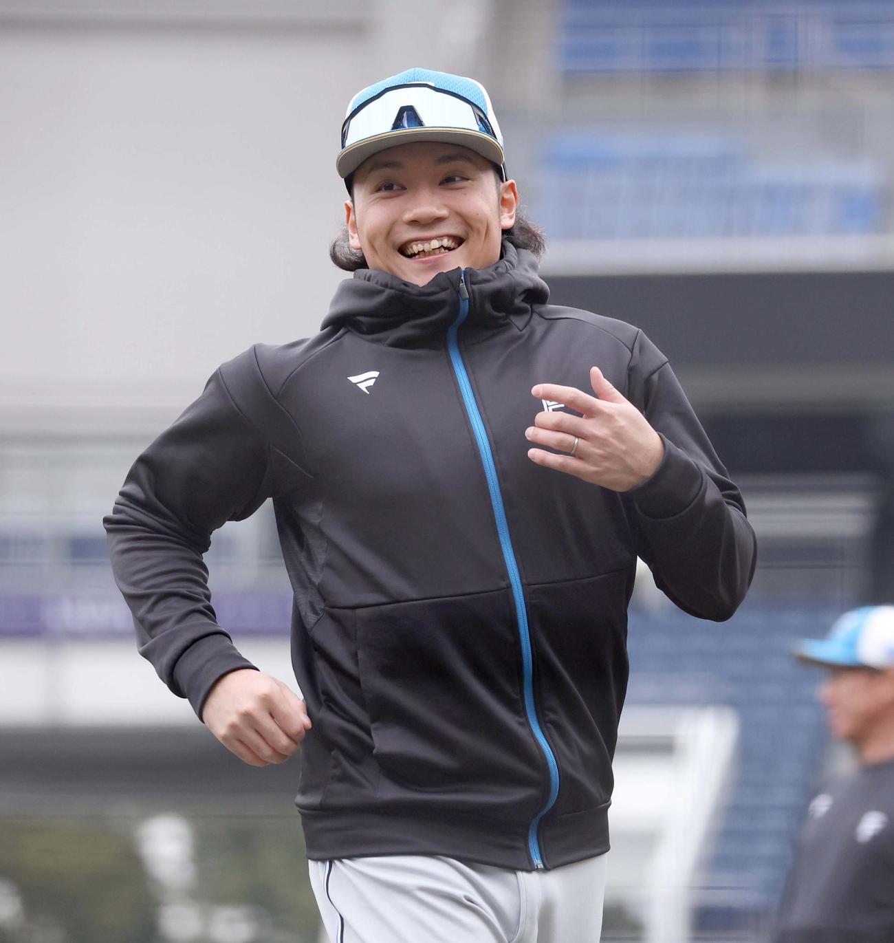 笑顔でアップする日本ハム伊藤（中央）（撮影・黒川智章）