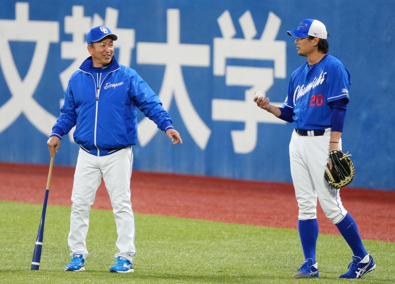 言葉を交わす中日立浪監督（左）と涌井（撮影・横山健太）