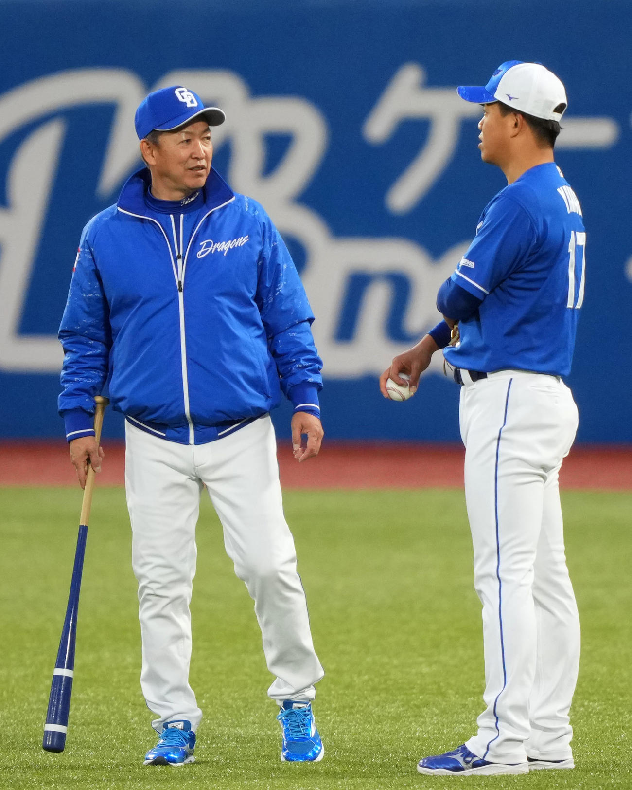 言葉を交わす中日立浪監督（左）と柳（撮影・横山健太）