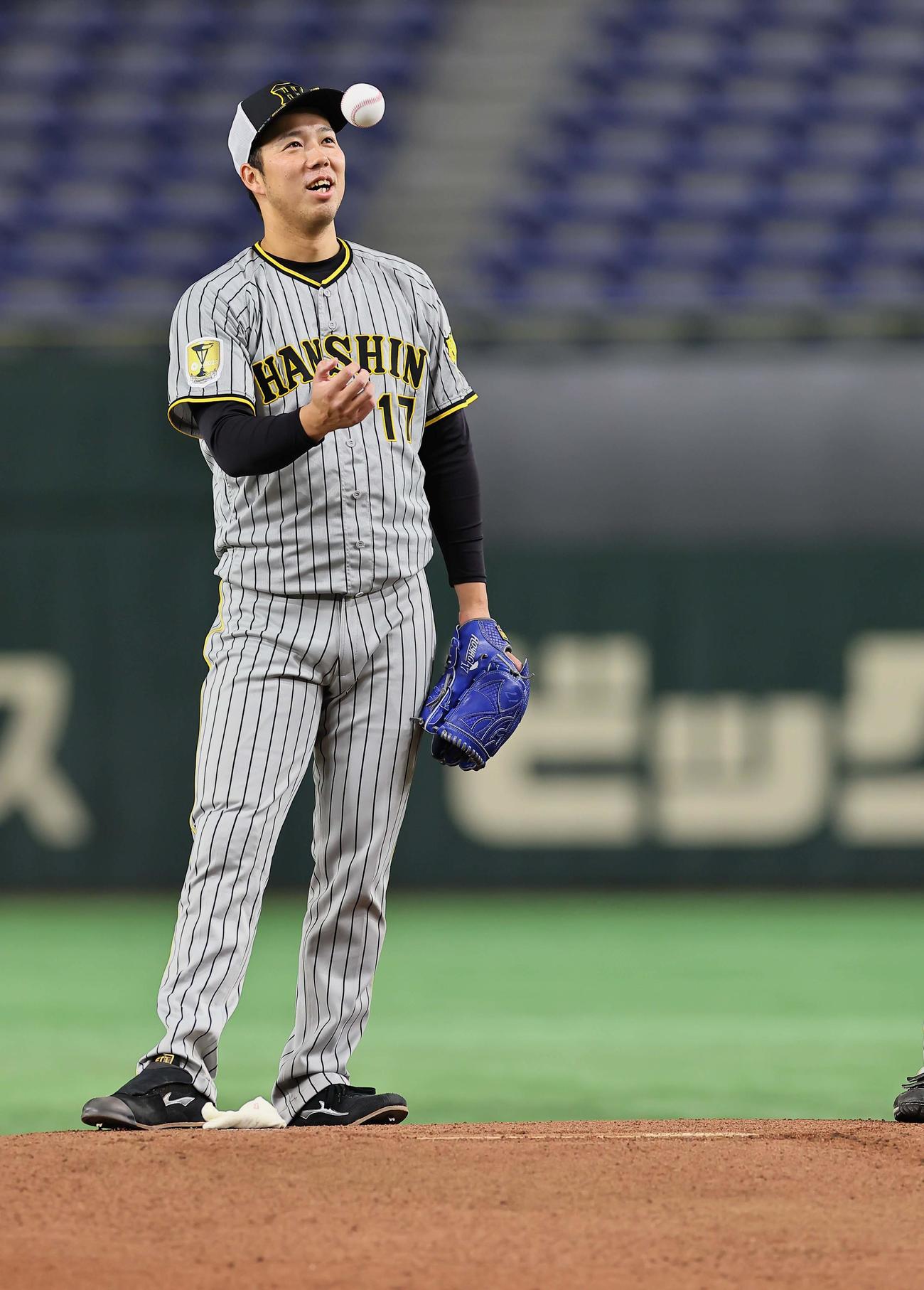 東京ドームのマウンドに立ち笑顔を見せる青柳（撮影・上田博志）