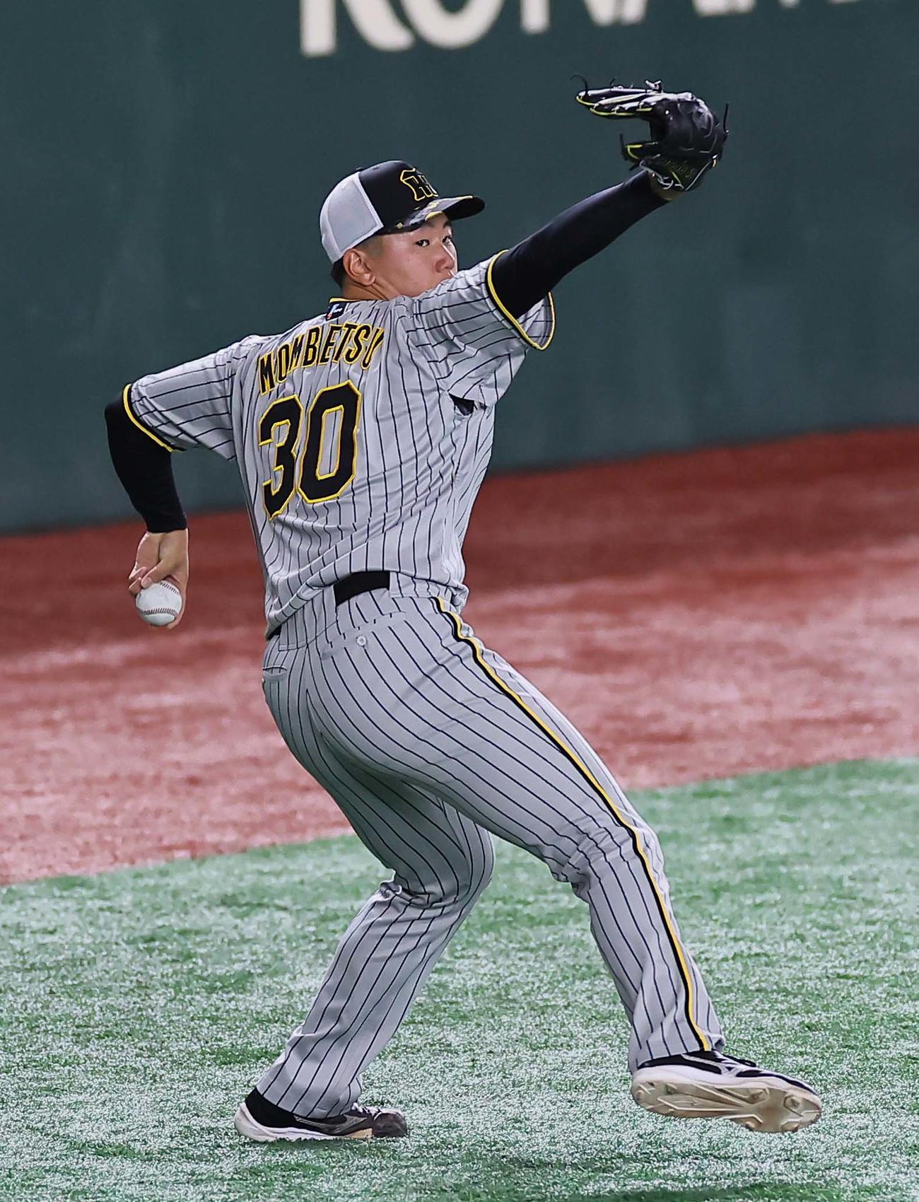 東京ドームでキャッチボールをする門別（撮影・上田博志）