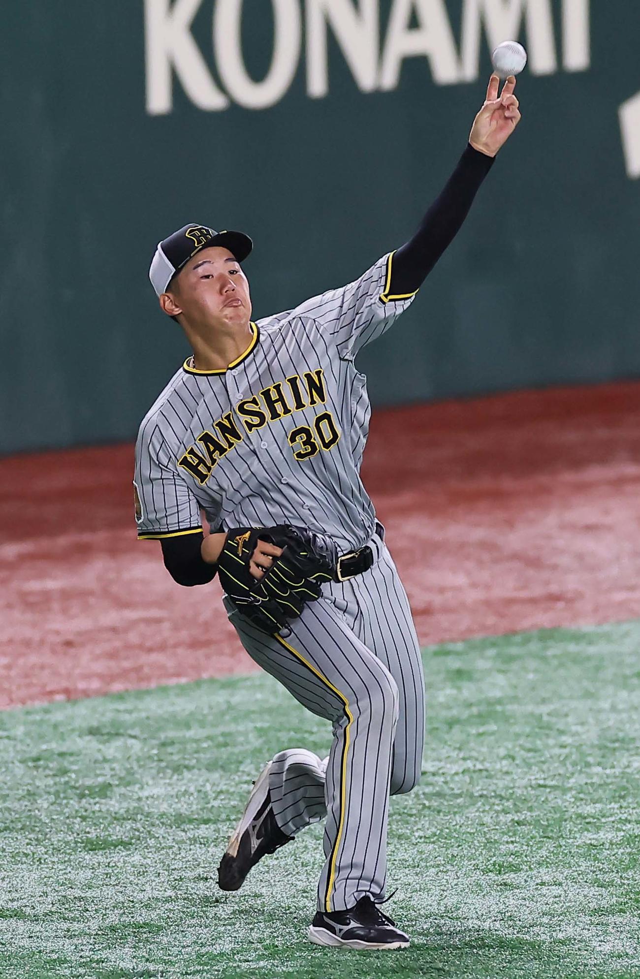東京ドームの外野でキャッチボールをする門別（撮影・上田博志）