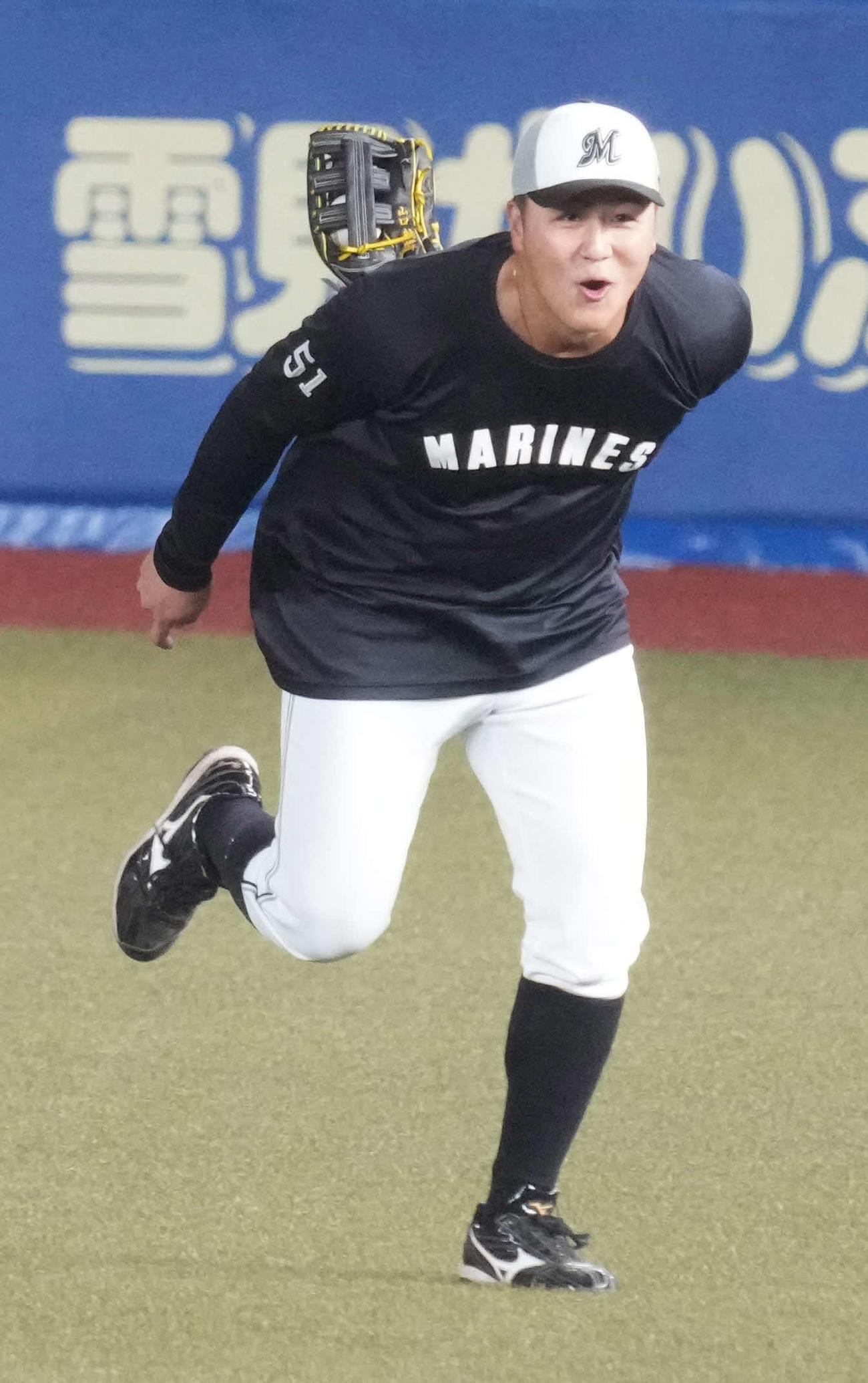 外野への飛球を何とか捕球しおどけるロッテ山口（撮影・小沢裕）