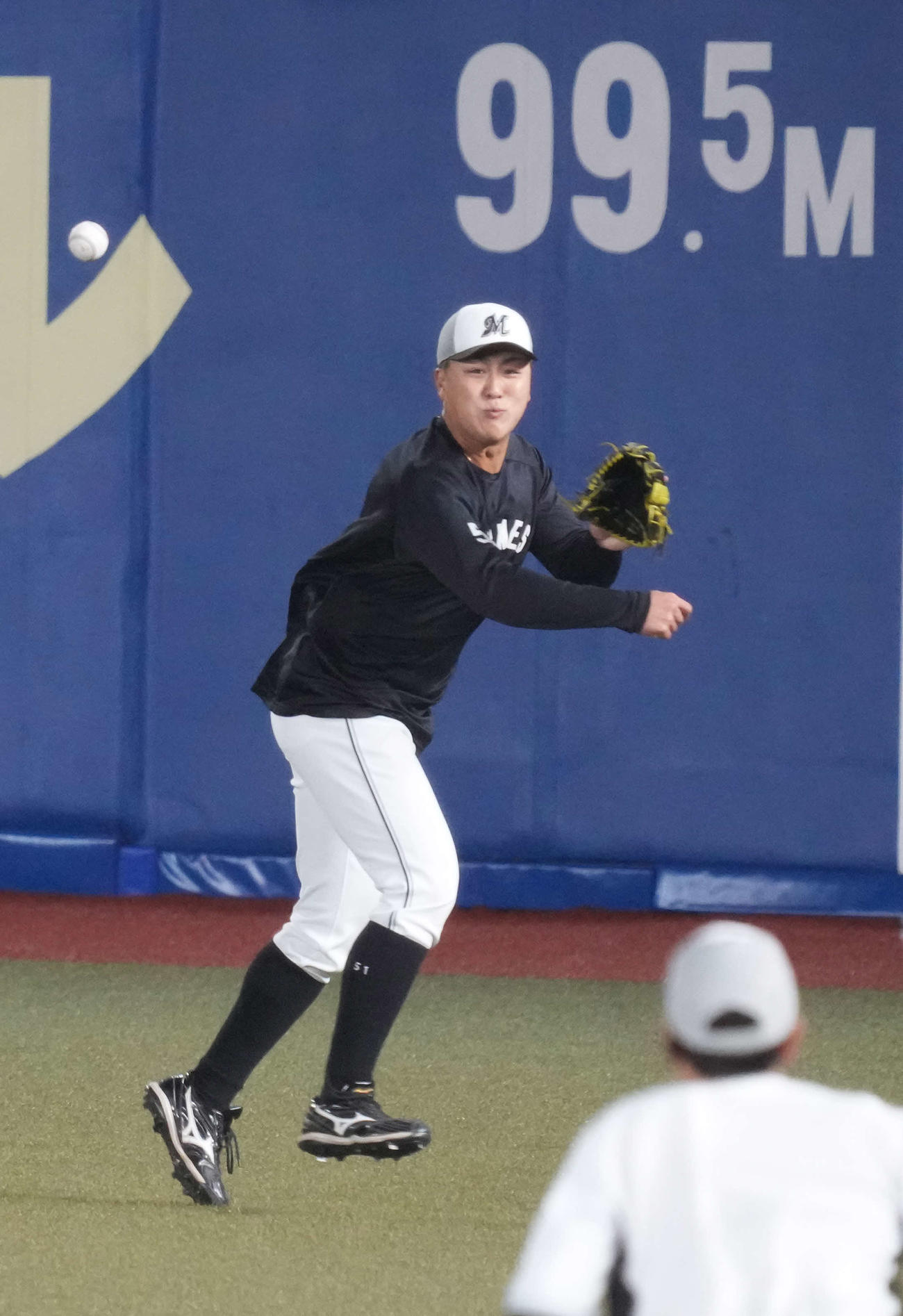 開幕前日練習で外野ノックを受けるロッテ山口（撮影・小沢裕）