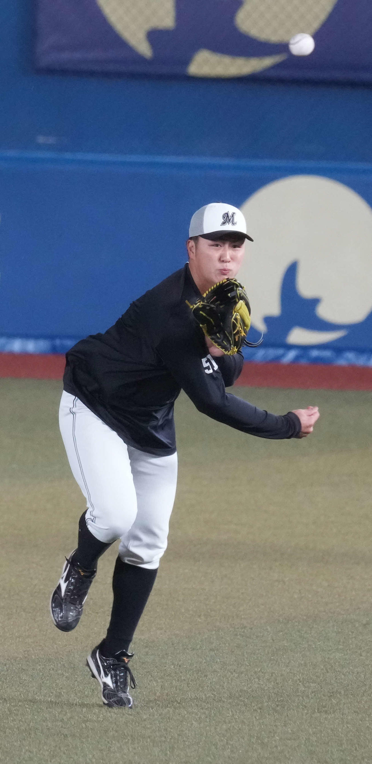 開幕前日練習で外野ノックを受けるロッテ山口（撮影・小沢裕）