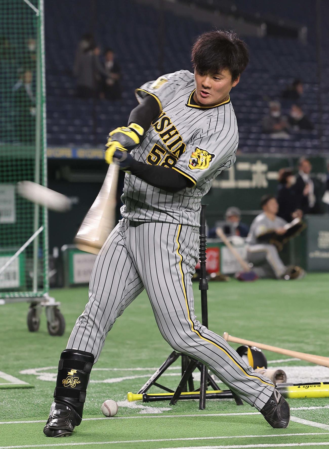 打撃練習をする前川（撮影・上田博志）