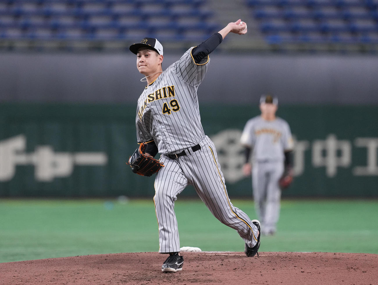 投内連携する阪神大竹（撮影・鈴木みどり）