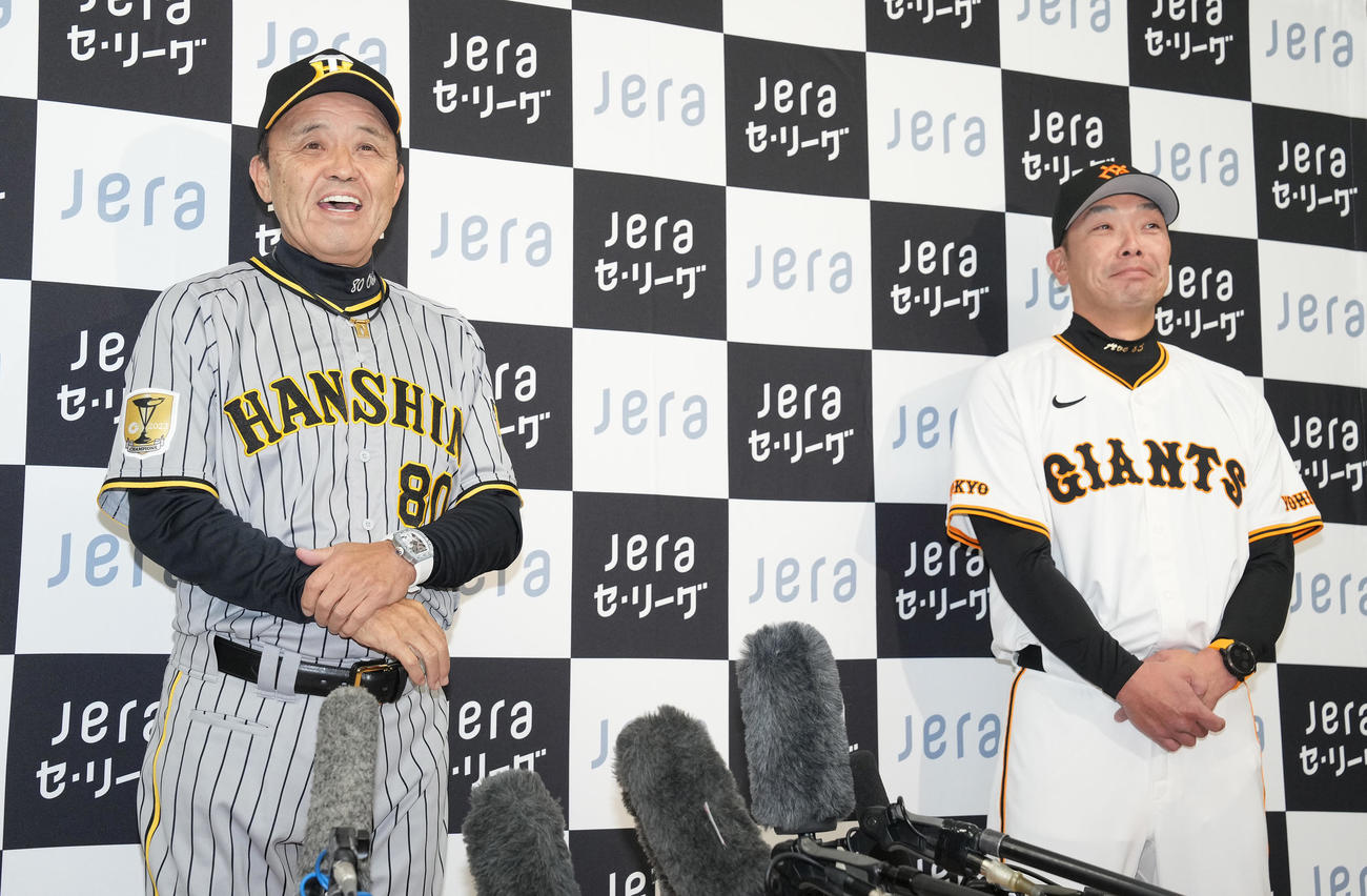 開幕前日共同記者会見で、笑顔の阪神岡田監督（左）と巨人阿部監督（撮影・鈴木みどり）