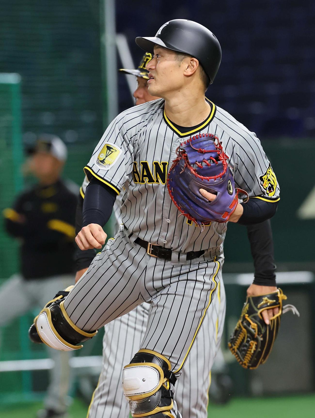 送球練習をする坂本（撮影・上田博志）