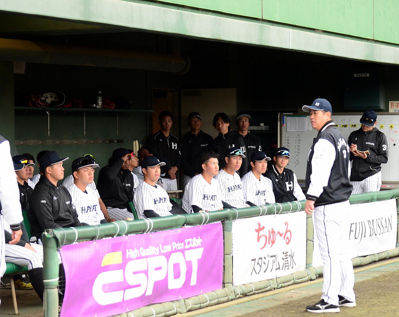 試合後、赤堀監督（右手前）の話を聞くくふうハヤテの選手ら