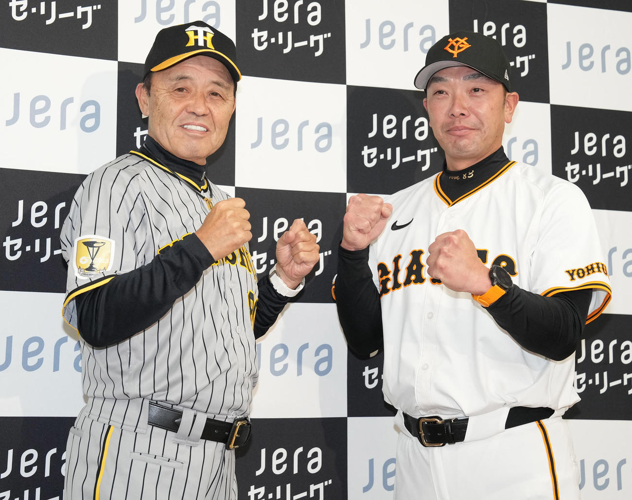開幕前日共同記者会見でファイティングポーズを取る巨人阿部監督（右）と阪神岡田監督（撮影・鈴木みどり）