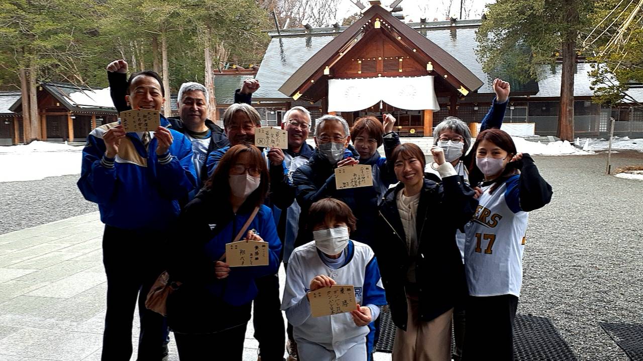 北海道神宮で必勝祈願を行った有志団体「日本ハムファイターズ応援作戦会議」のメンバー