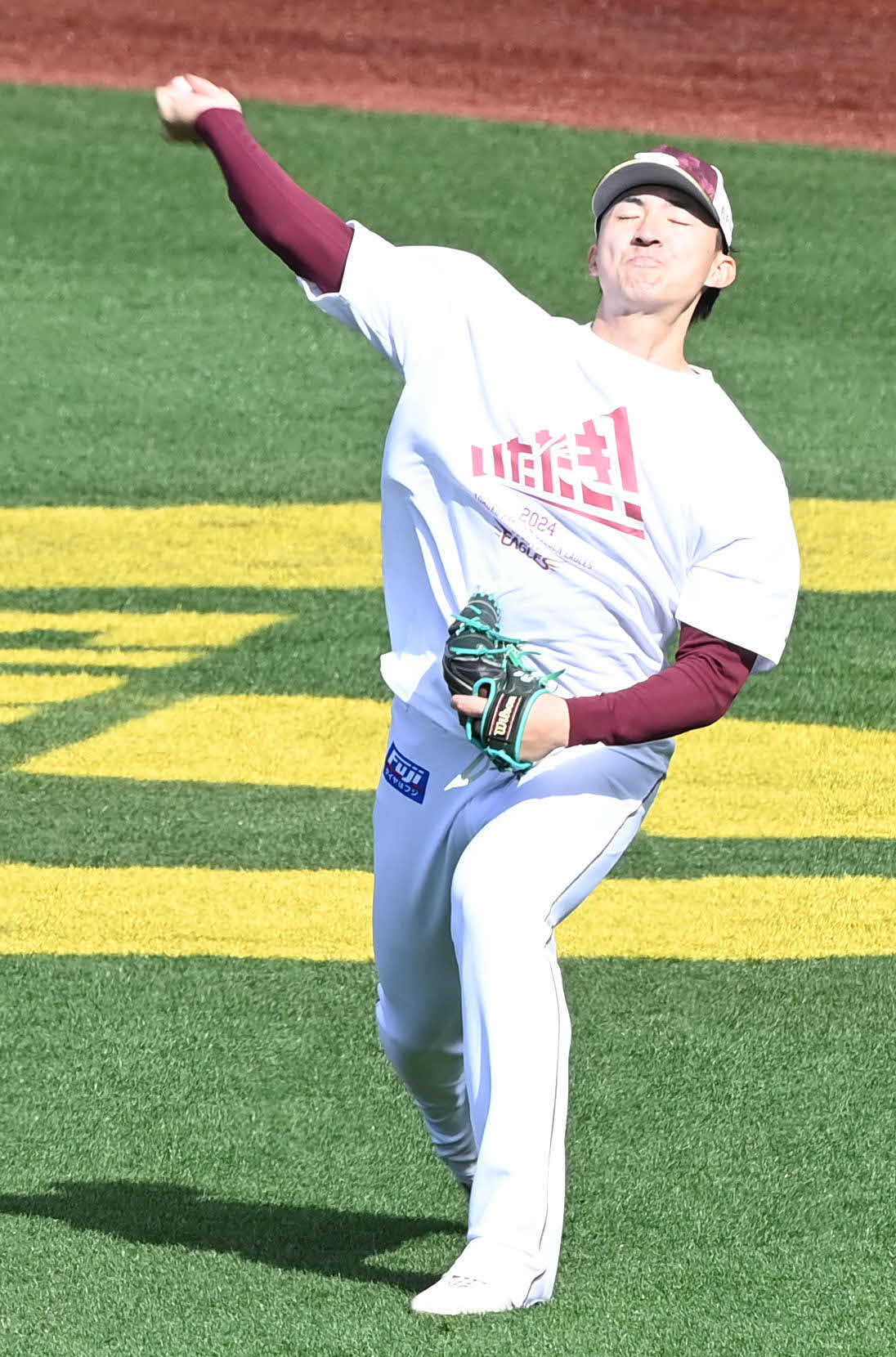 楽天対西武　試合前練習でキャッチボールする楽天荘司（撮影・山崎安昭）