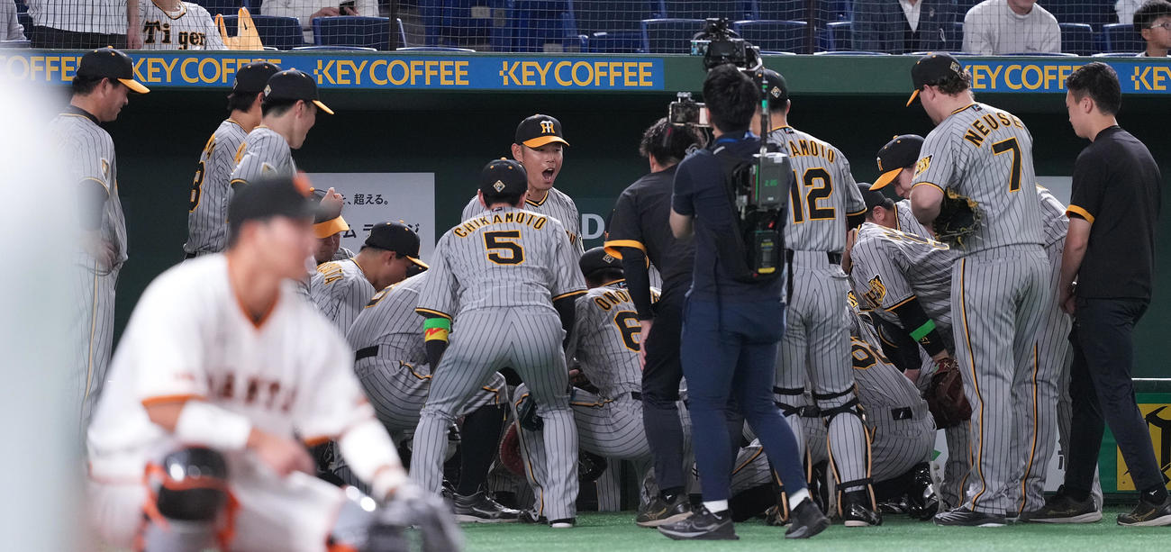 巨人対阪神　試合前の円陣で声出しする阪神原口（中央）（撮影・鈴木みどり）