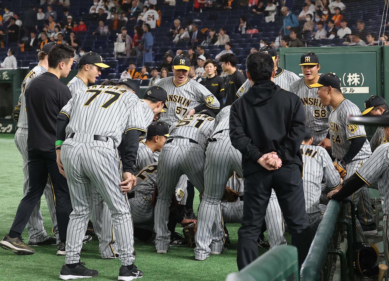 巨人対阪神　原口（右）は試合前に声だしをする（撮影・上田博志）