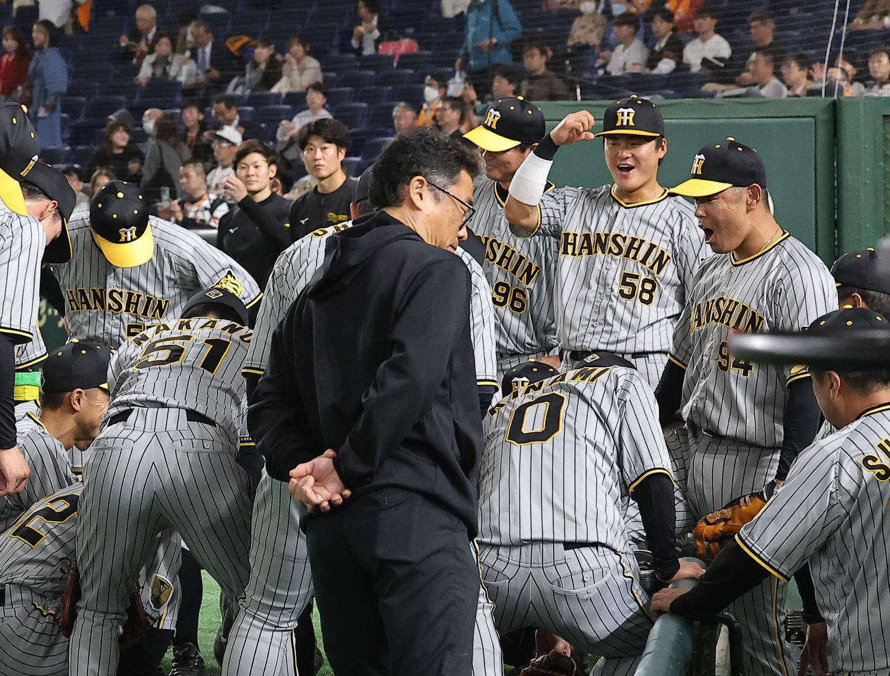 巨人対阪神　原口（右）は試合前に声だしをする（撮影・上田博志）